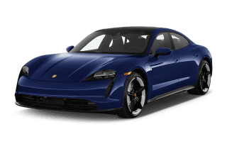 Schräge Frontansicht auf einen Porsche Taycan Turbo, freigestellt