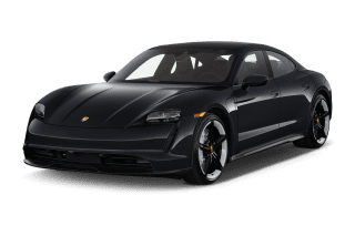 Schräge Frontansicht auf einen Porsche Taycan Turbo, freigestellt