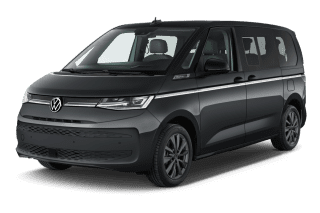 Schräge Frontansicht auf einen Volkswagen Multivan Life, freigestellt