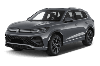 Schräge Frontansicht auf einen Volkswagen Tiguan Life, freigestellt