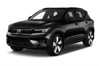 Schräge Frontansicht auf einen Volvo EX40 Black Edition Plus, freigestellt