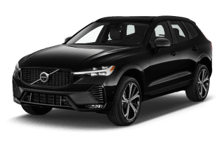 Schräge Frontansicht auf einen Volvo XC60 Ultra Black Edition, freigestellt