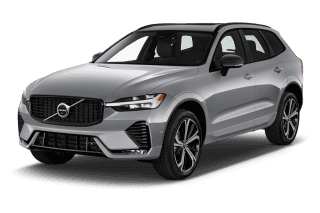 Schräge Frontansicht auf einen Volvo XC60 Plus Dark, freigestellt