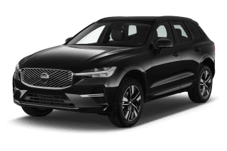 Schräge Frontansicht auf einen Volvo XC60 Plus Black Edition, freigestellt