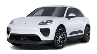 Schräge Frontansicht auf einen Porsche Macan , freigestellt