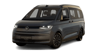 Schräge Frontansicht auf einen Volkswagen California Beach Camper, freigestellt
