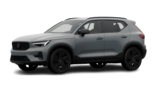 Schräge Frontansicht auf einen Volvo XC40 Plus Black Edition, freigestellt