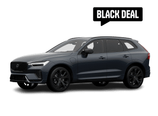 Schräge Frontansicht auf einen Volvo XC60 Plus Black Edition, freigestellt