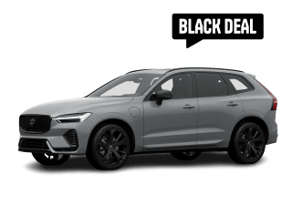 Schräge Frontansicht auf einen Volvo XC60 Plus Black Edition, freigestellt