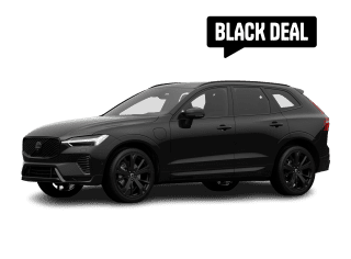 Schräge Frontansicht auf einen Volvo XC60 Plus Black Edition, freigestellt