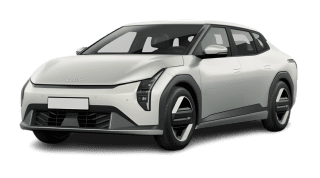 Schräge Frontansicht auf einen Kia EV4 Fastback Earth, freigestellt