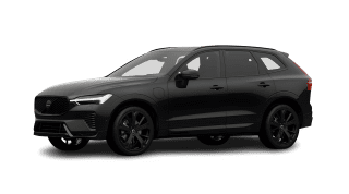 Schräge Frontansicht auf einen Volvo XC60 Plus Black Edition, freigestellt