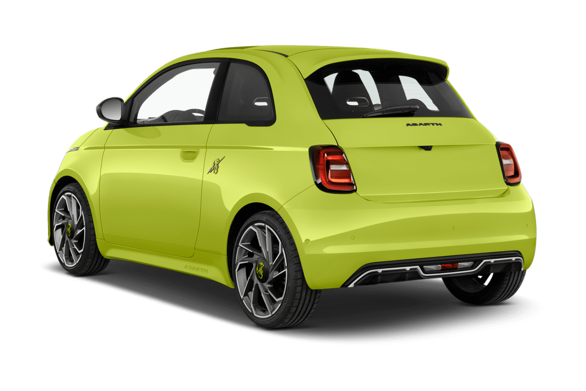 Schräge Heckansicht eines Abarth 500e, freigestellt