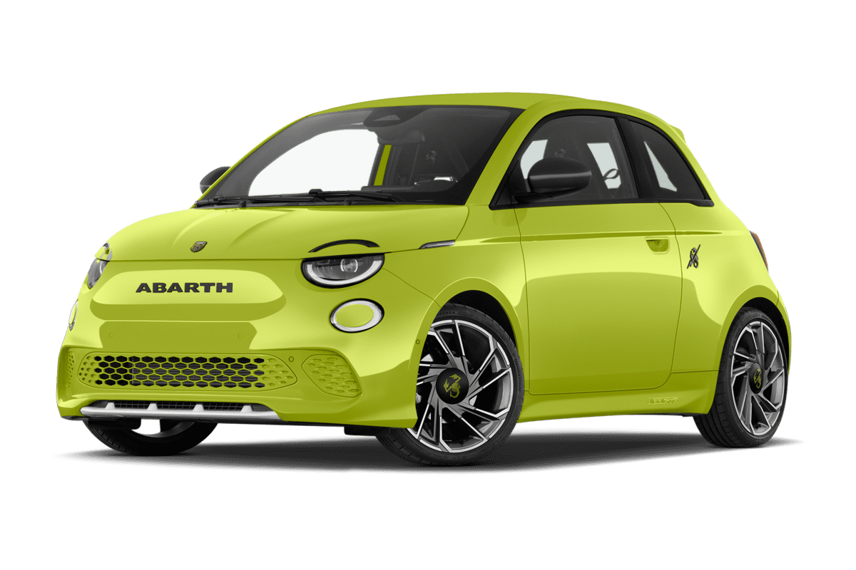 Tiefe, schräge Heckansicht eines Abarth 500e, freigestellt