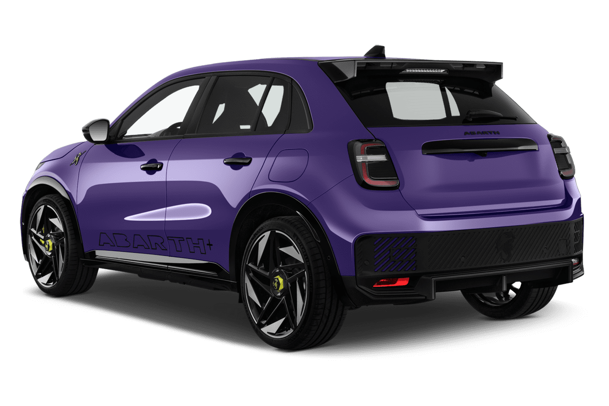 Schräge Heckansicht eines Abarth 600e , freigestellt