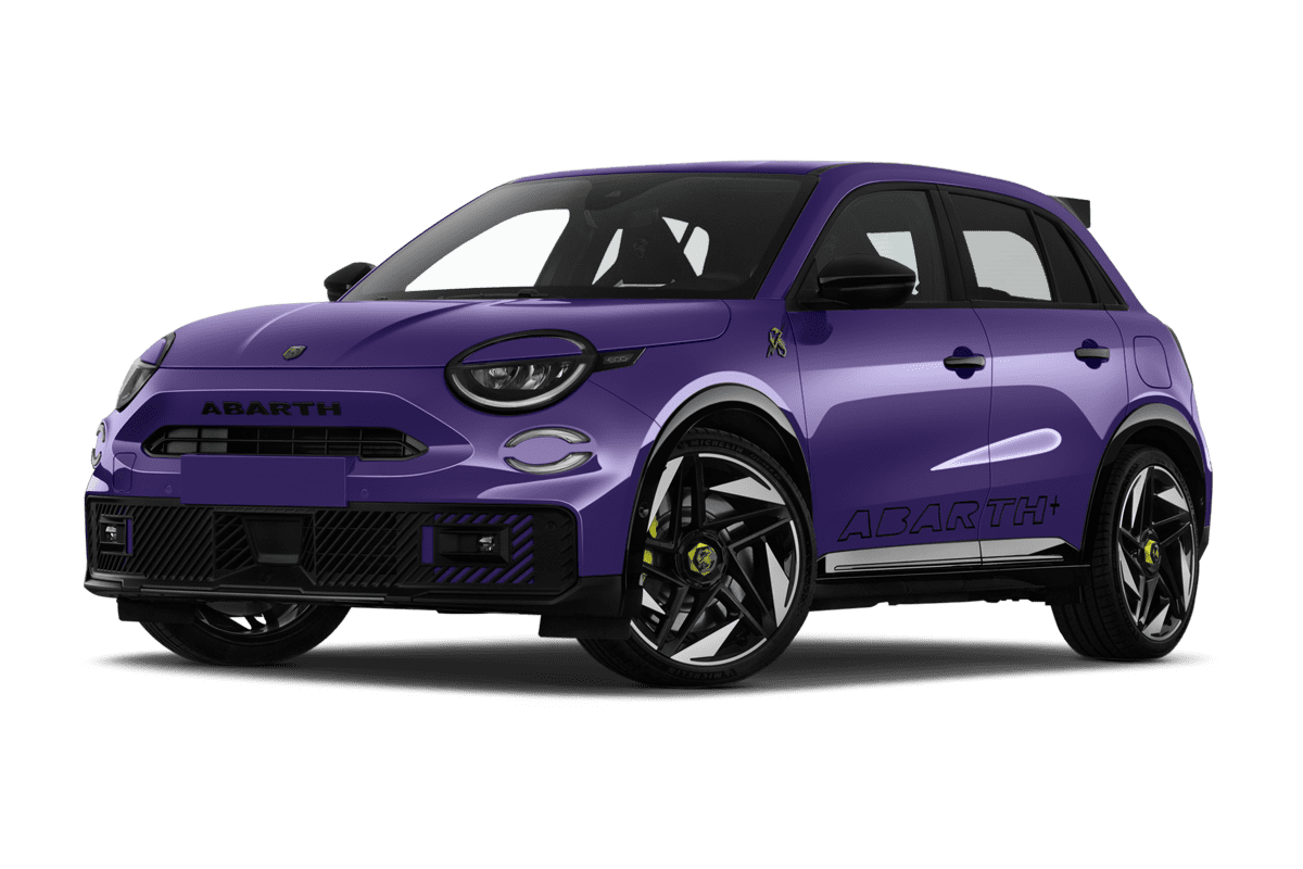 Tiefe, schräge Heckansicht eines Abarth 600e , freigestellt