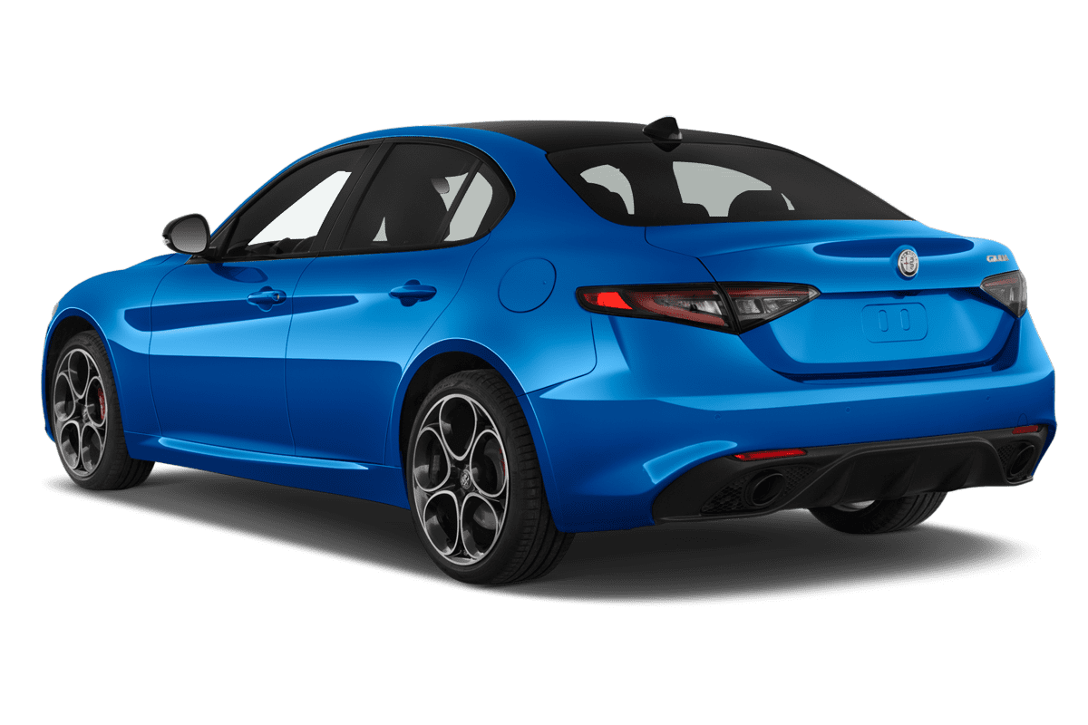 Schräge Heckansicht eines Alfa Romeo Giulia, freigestellt