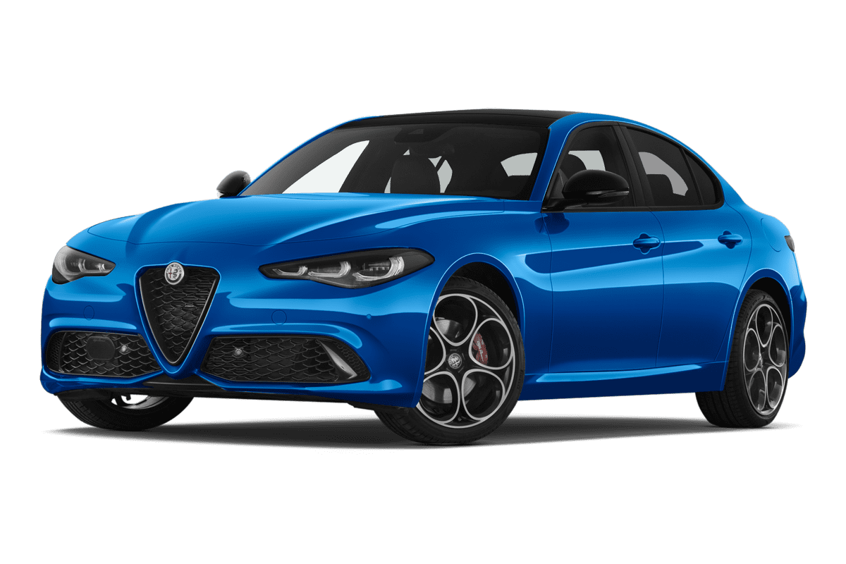 Tiefe, schräge Heckansicht eines Alfa Romeo Giulia, freigestellt