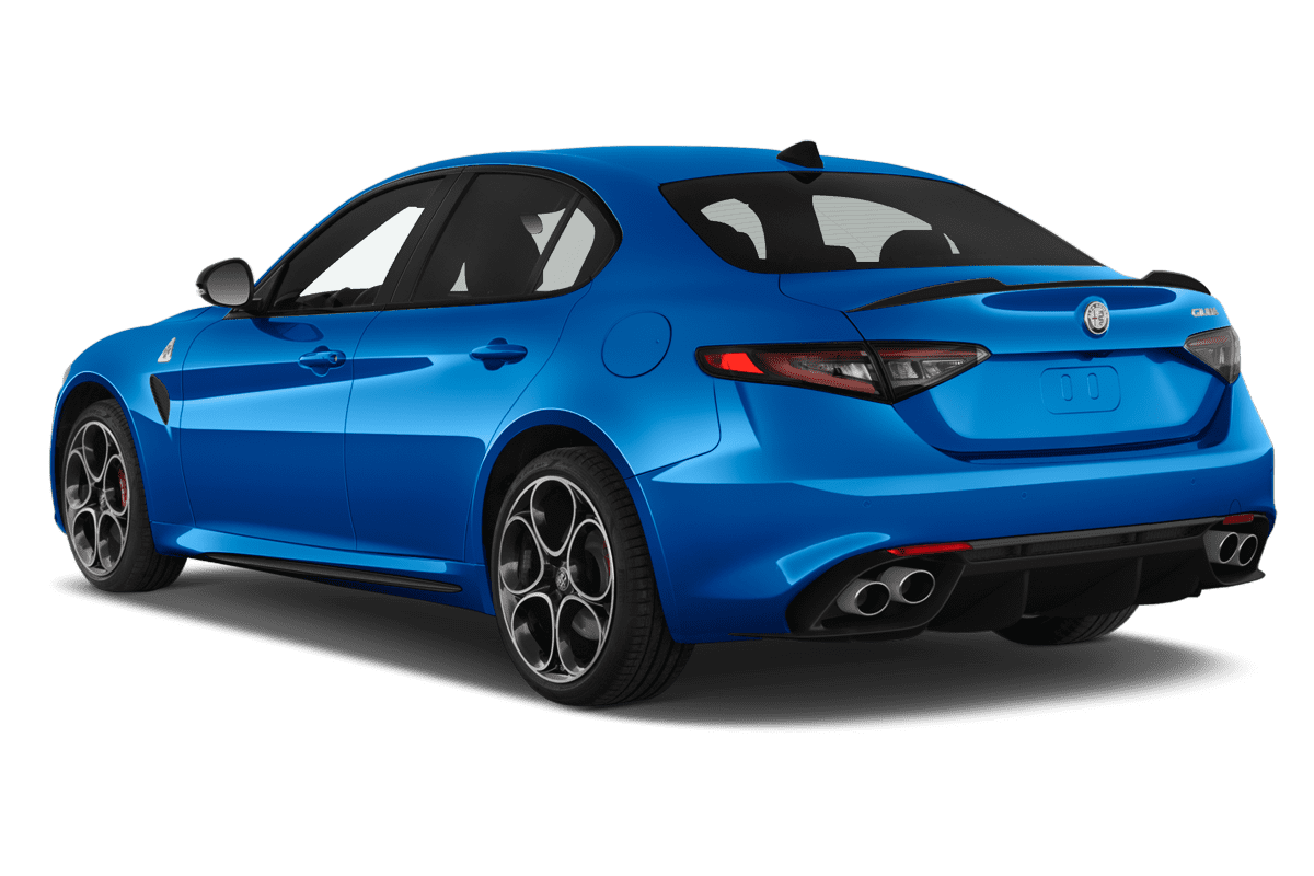 Schräge Heckansicht eines Alfa Romeo Giulia Quadrifoglio, freigestellt