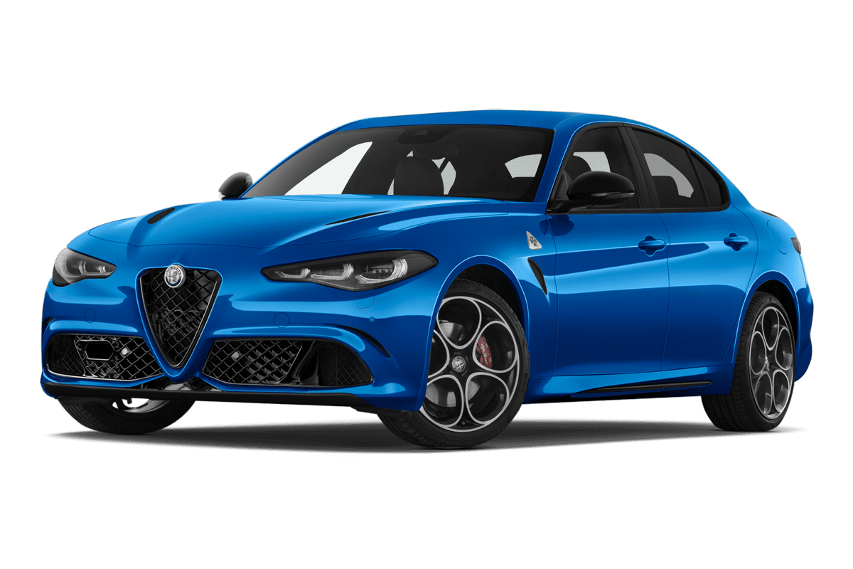 Tiefe, schräge Heckansicht eines Alfa Romeo Giulia Quadrifoglio, freigestellt
