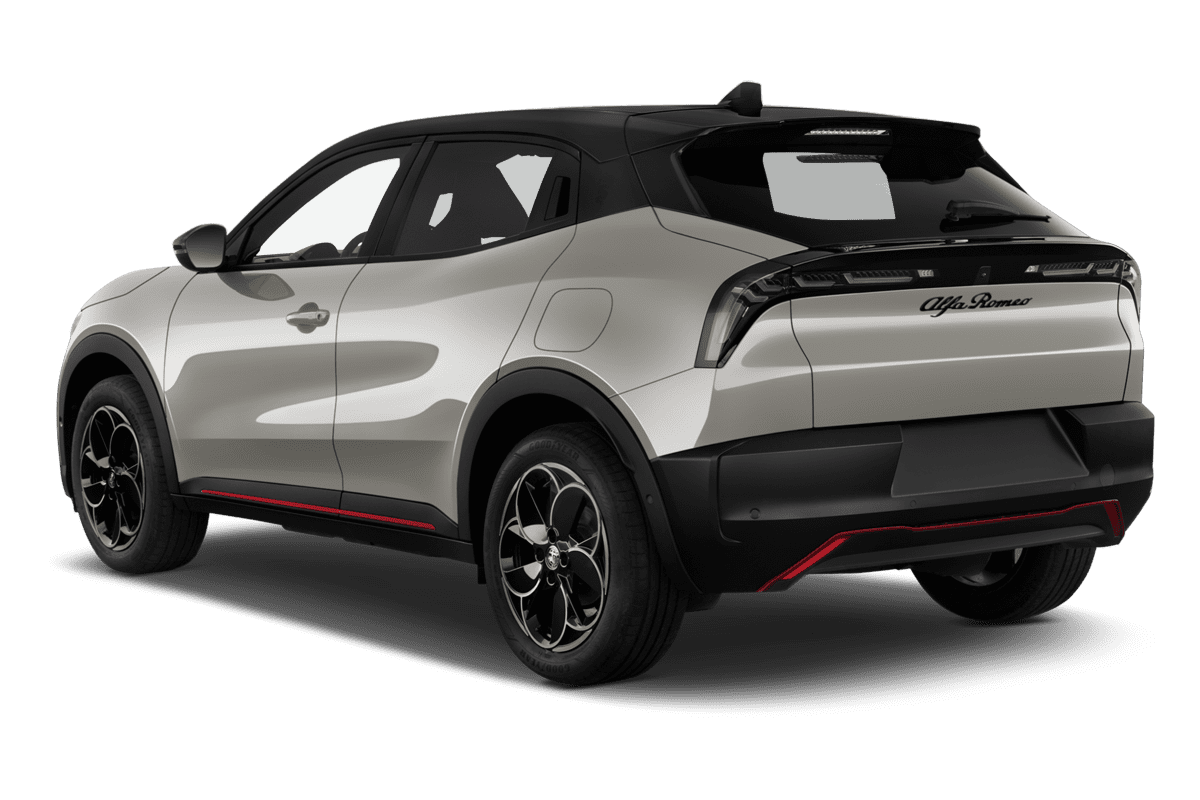 Schräge Heckansicht eines Alfa Romeo Junior Elettrica, freigestellt