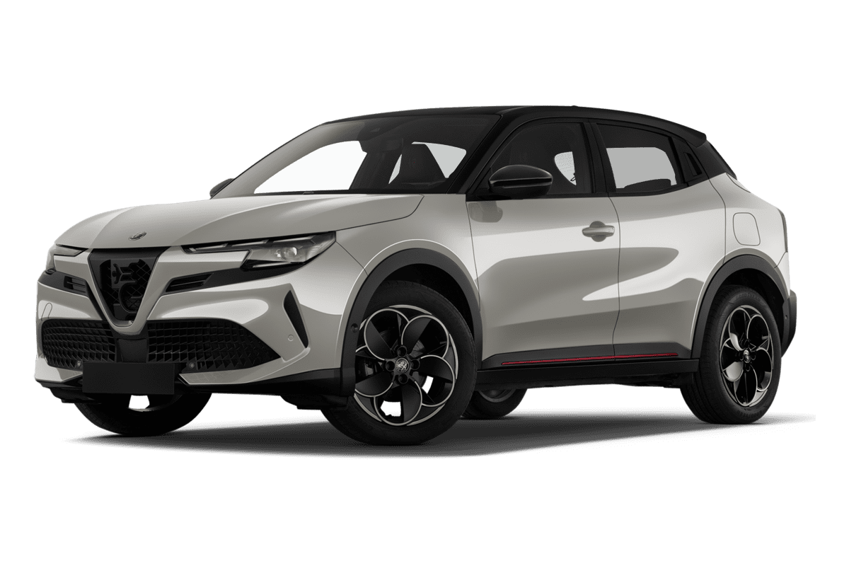 Tiefe, schräge Heckansicht eines Alfa Romeo Junior Elettrica, freigestellt