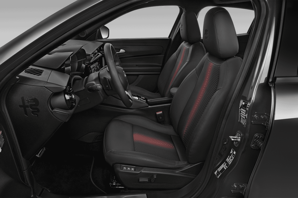 Vordersitze eines Alfa Romeo Junior Ibrida