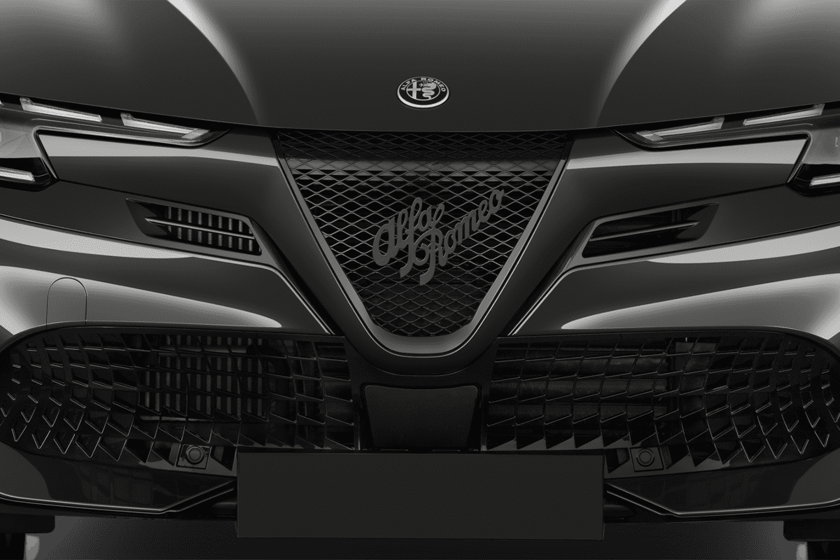 Kühlergrill eines Alfa Romeo Junior Ibrida