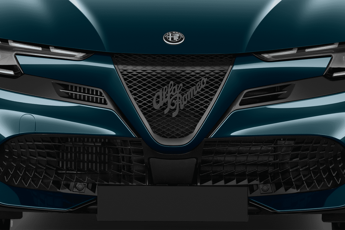 Kühlergrill eines Alfa Romeo Junior Ibrida