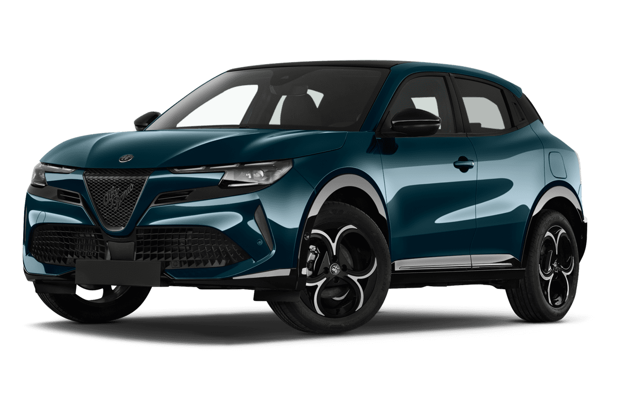 Tiefe, schräge Heckansicht eines Alfa Romeo Junior Ibrida, freigestellt