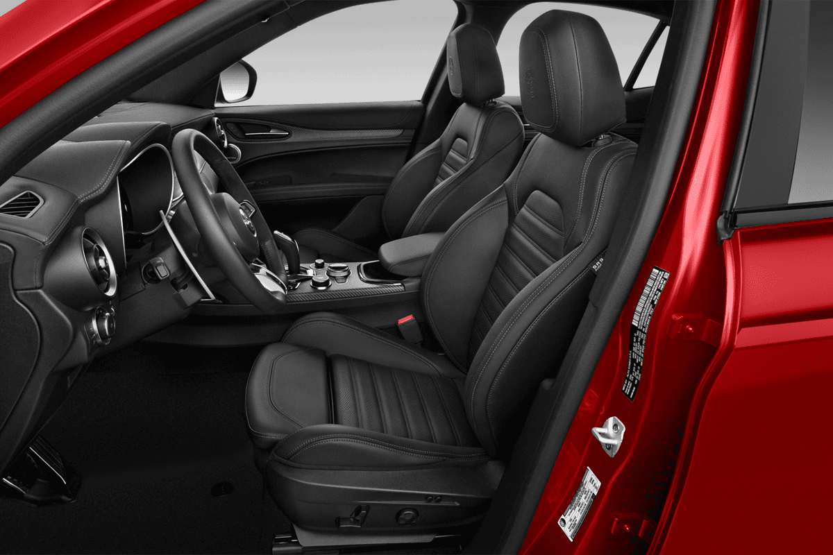 Vordersitze eines Alfa Romeo Stelvio Quadrifoglio
