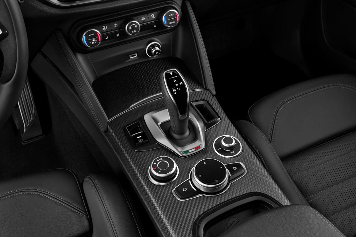 Schaltknüppel eines Alfa Romeo Stelvio Quadrifoglio