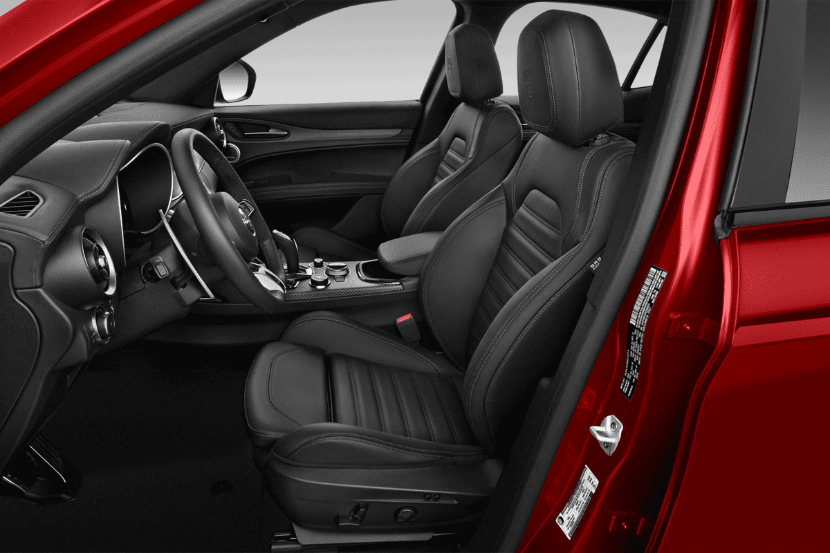 Vordersitze eines Alfa Romeo Stelvio Quadrifoglio