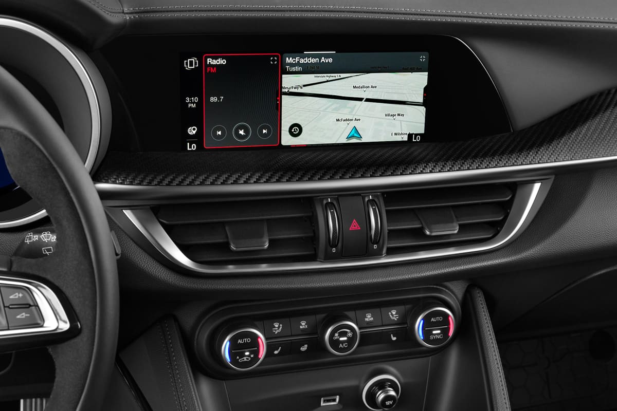Mittelkonsole eines Alfa Romeo Stelvio Quadrifoglio