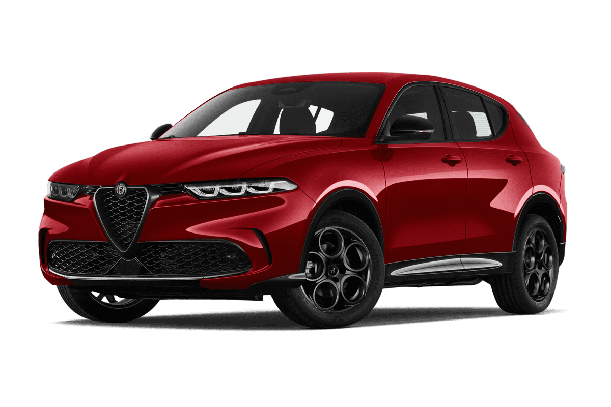 Tiefe, schräge Heckansicht eines Alfa Romeo Tonale, freigestellt