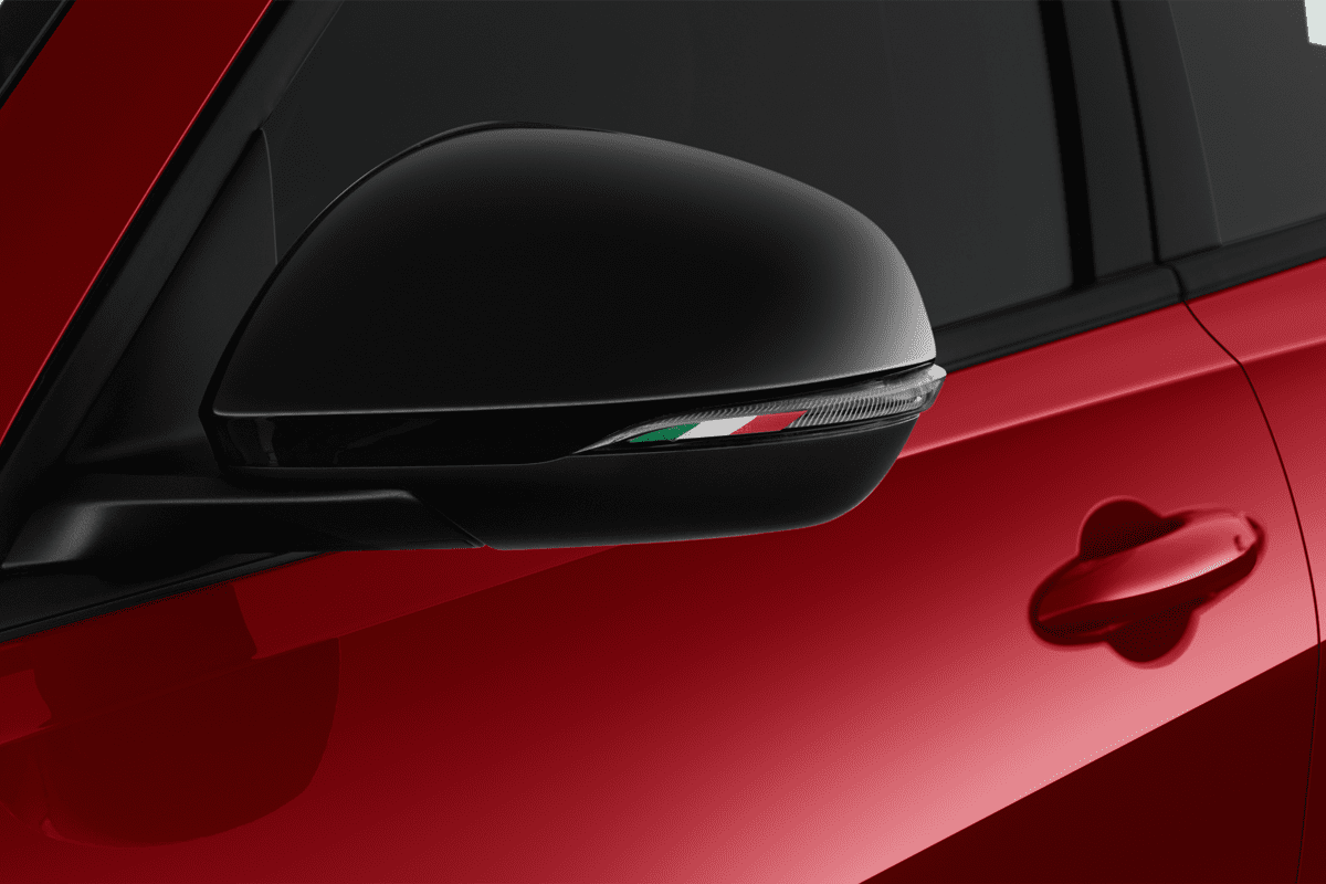 Rückspiegel eines Alfa Romeo Tonale