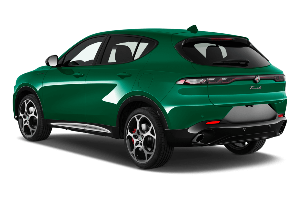 Schräge Heckansicht eines Alfa Romeo Tonale Plug-In-Hybrid, freigestellt