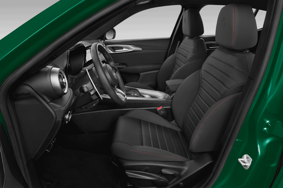Vordersitze eines Alfa Romeo Tonale Plug-In-Hybrid
