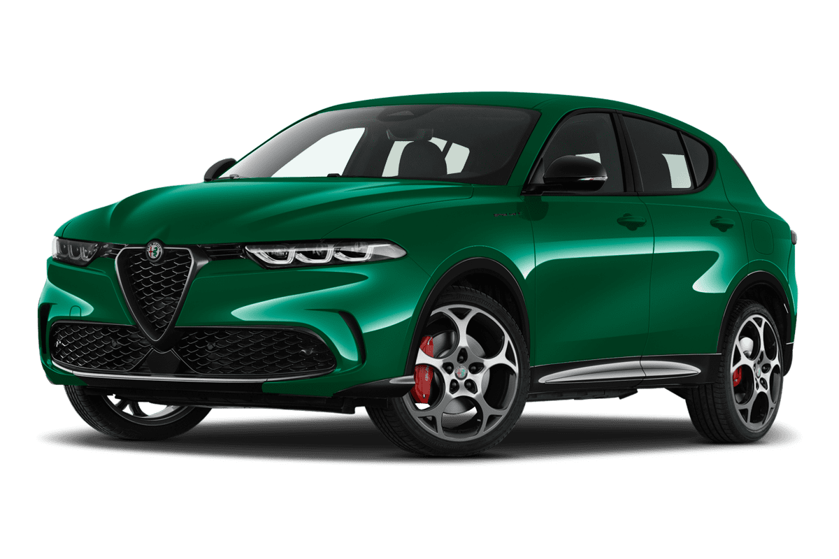 Tiefe, schräge Heckansicht eines Alfa Romeo Tonale Plug-In-Hybrid, freigestellt
