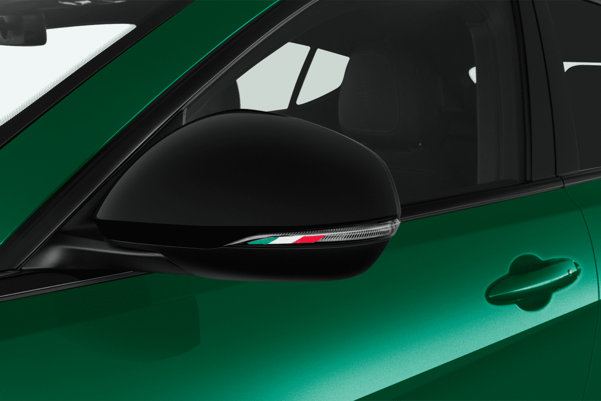 Rückspiegel eines Alfa Romeo Tonale Plug-In-Hybrid
