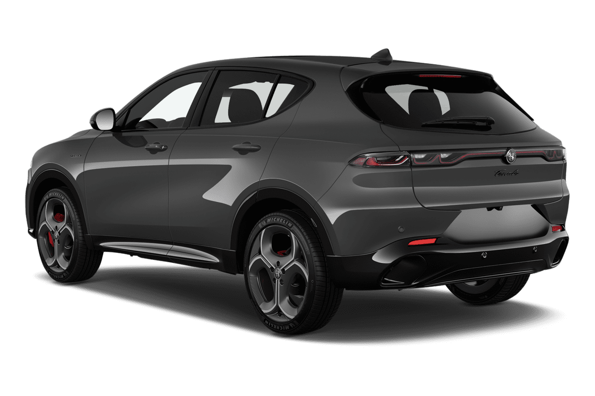 Schräge Heckansicht eines Alfa Romeo Tonale, freigestellt