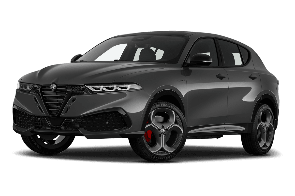 Tiefe, schräge Heckansicht eines Alfa Romeo Tonale, freigestellt