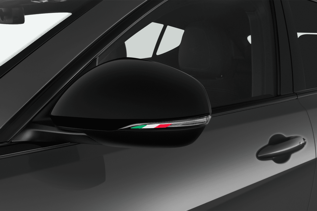 Rückspiegel eines Alfa Romeo Tonale