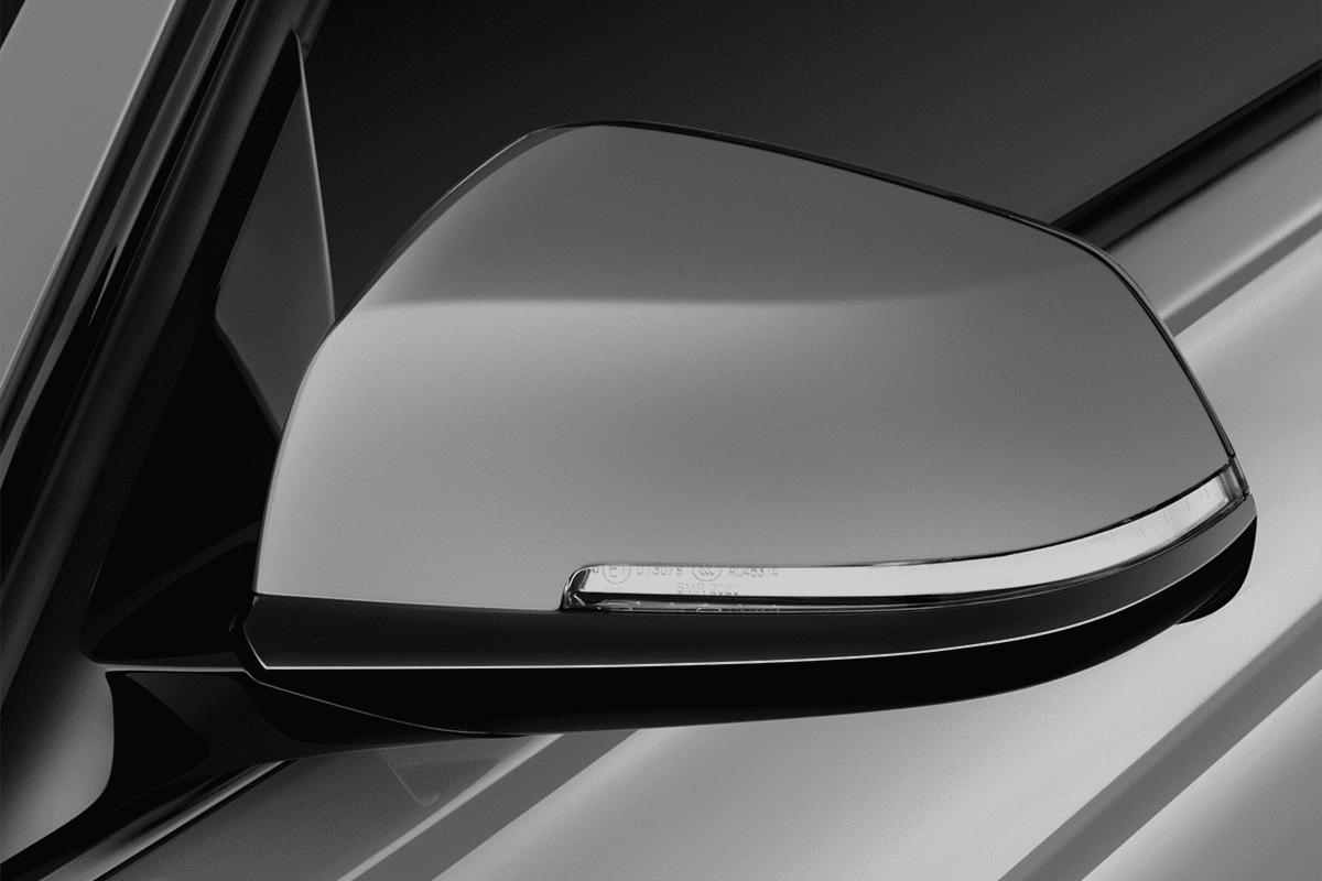 Rückspiegel eines Alpina B3 Touring