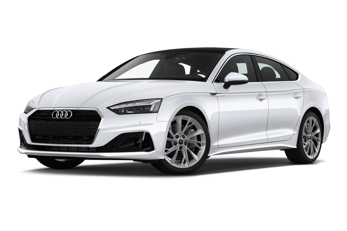 Tiefe, schräge Heckansicht eines Audi A5 Sportback, freigestellt