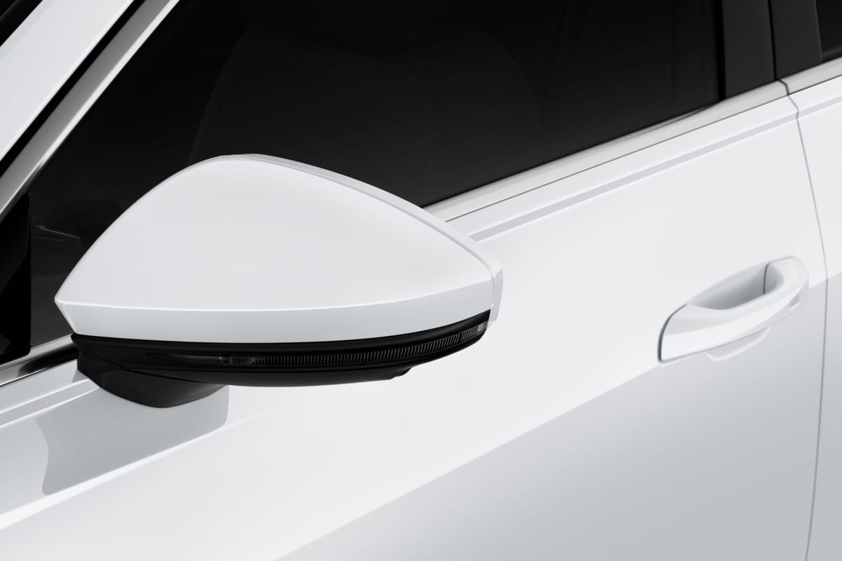 Rückspiegel eines Audi A6 Limousine e-hybrid 