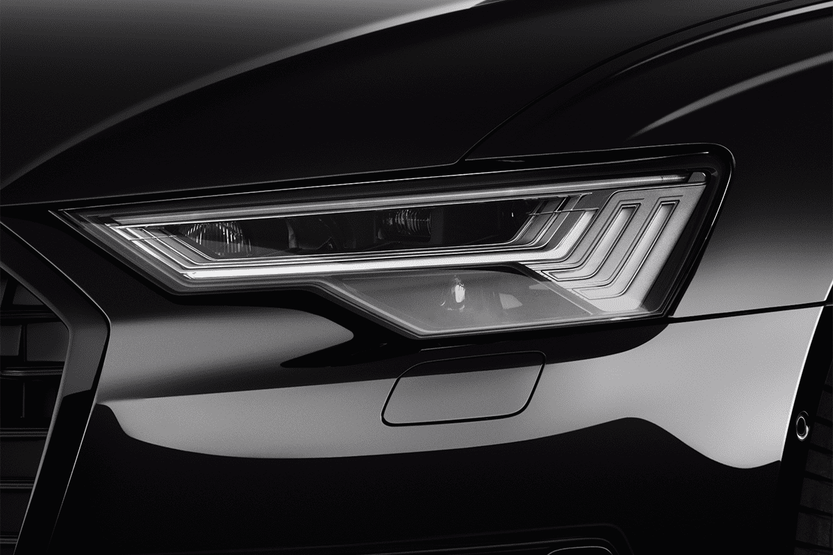 Frontscheinwerfer eines Audi A6 Avant e-hybrid