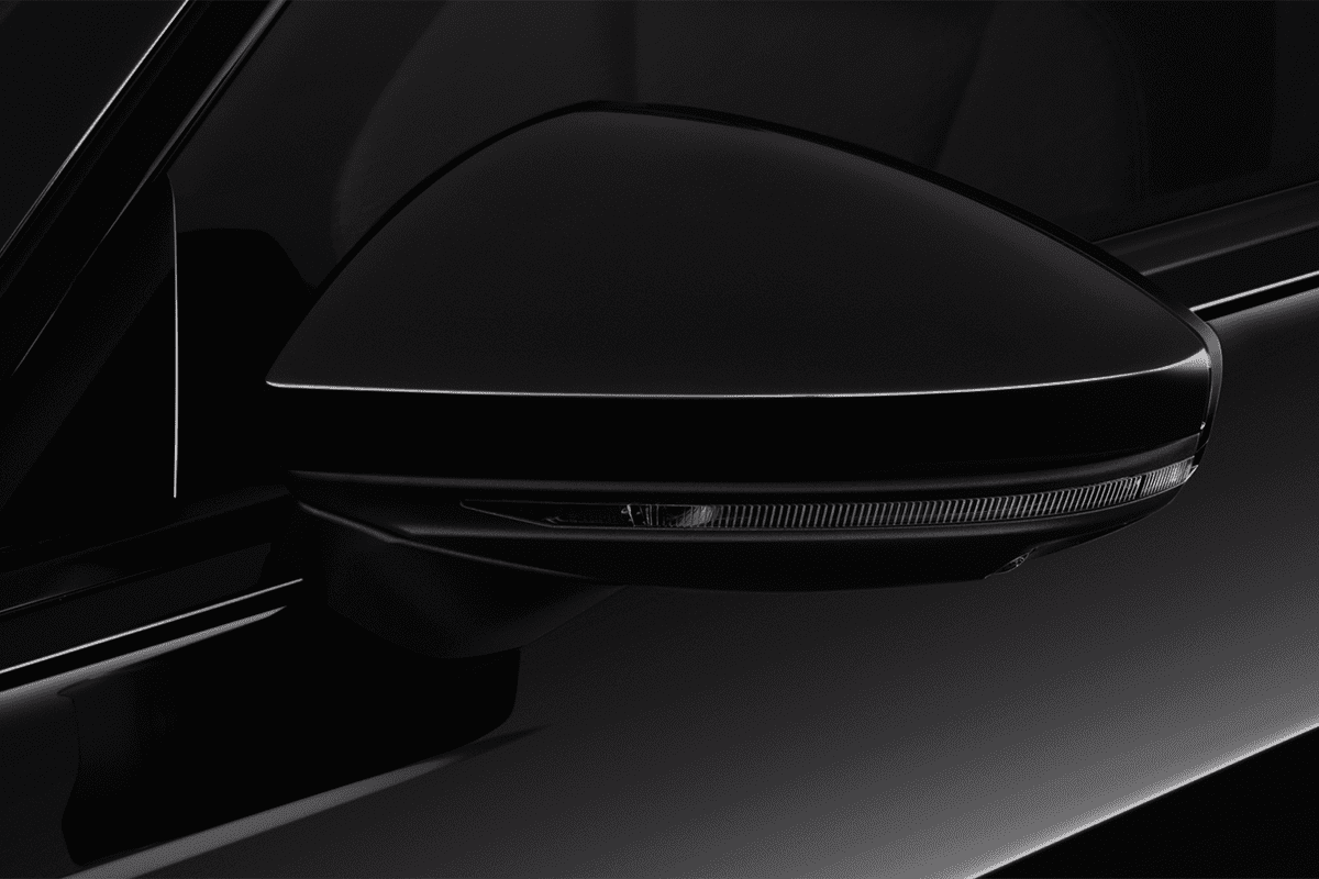 Rückspiegel eines Audi A6 Avant e-hybrid