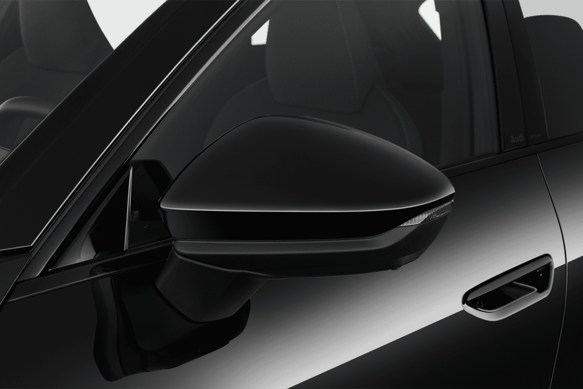 Rückspiegel eines Audi A6 Avant 