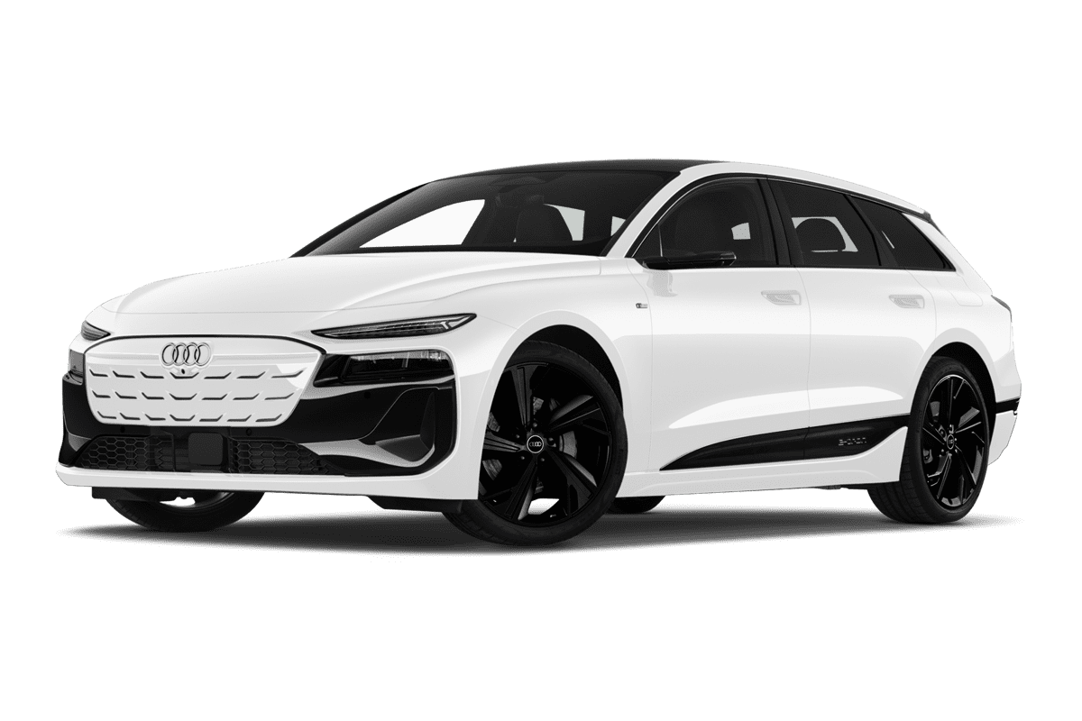 Tiefe, schräge Heckansicht eines Audi A6 Avant e-tron, freigestellt